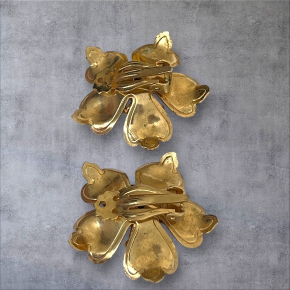 Large white enamel flower clip on earrings, gold tone - Picture 4 of 5